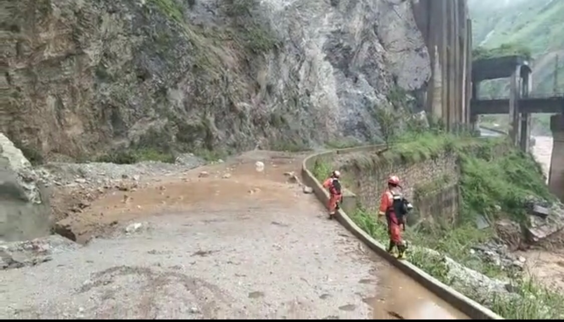 依山而建的沿江公路受损，山顶上不停有落石飞下。凉山州消防救援支队供图